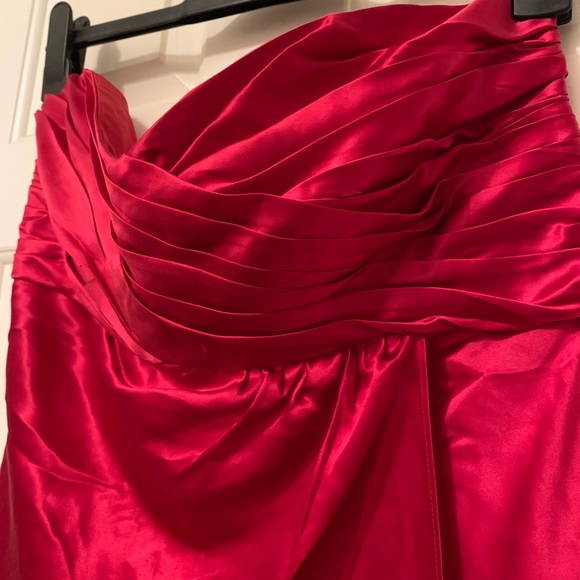 Red silk Le Chateau strapless top w/ruching detail - Picture 7 of 8